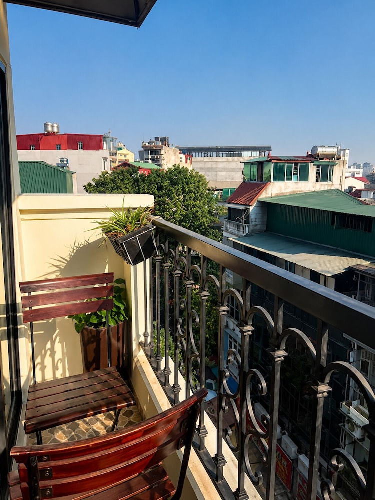 Golden Moon Suite Hotel 10/62