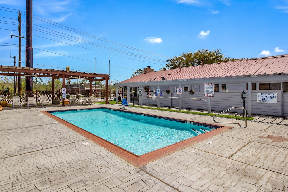 Americas Best Value Inn Columbus, TX 6/41