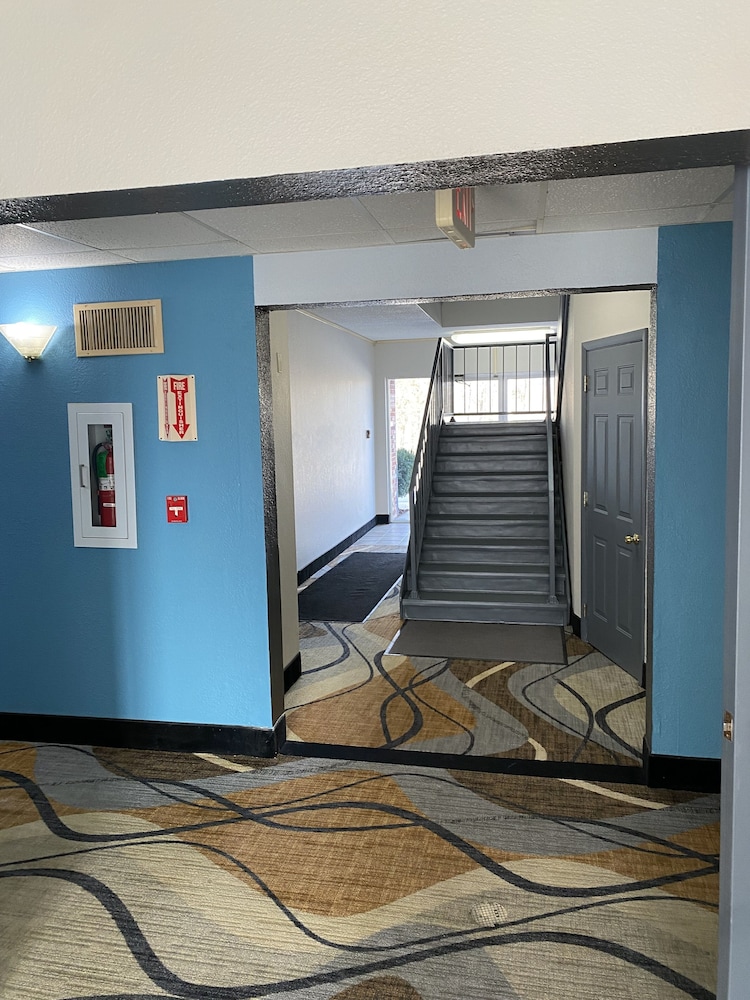 Days Inn by Wyndham Perryville 24/44