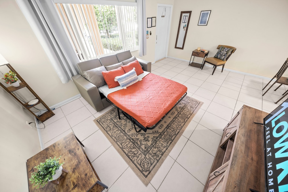 Coco Palms Apartments by Lowkl 13/28