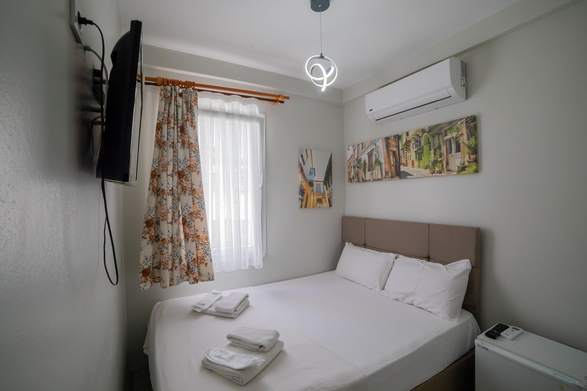 ROOM, DOUBLE BED