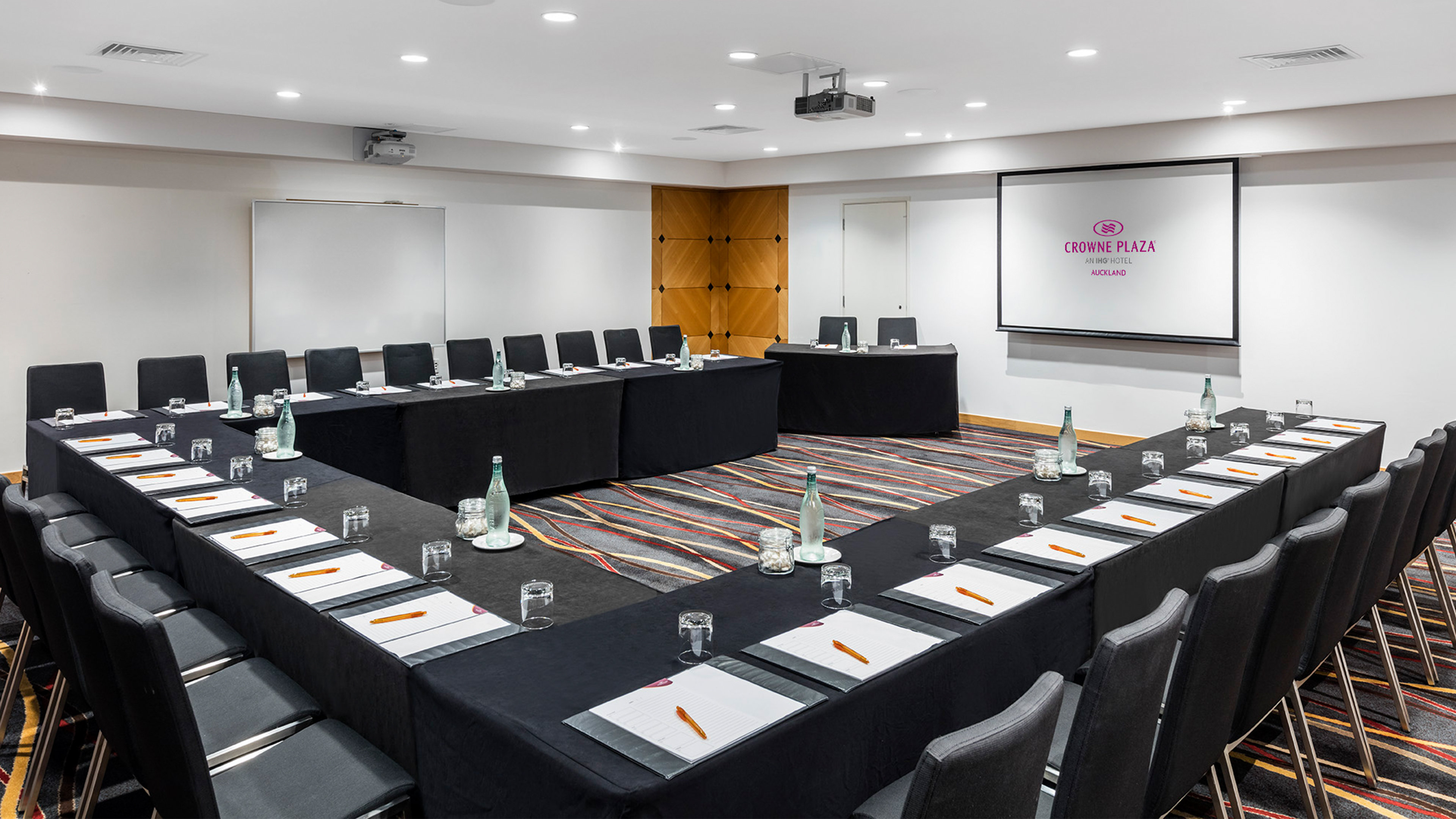 Crowne Plaza Auckland 63/77