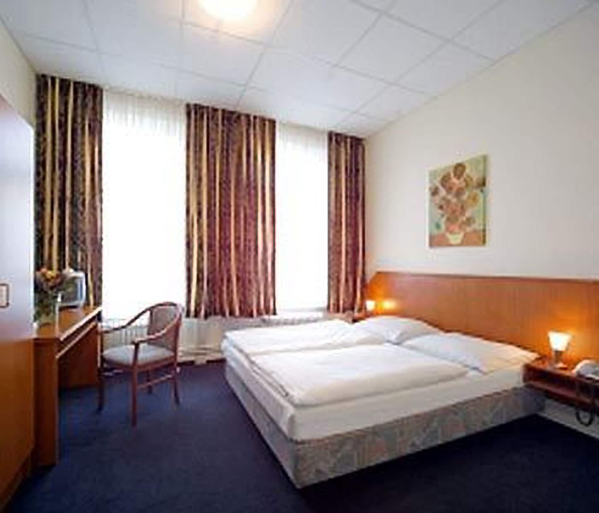 ROOM, DOUBLE BED