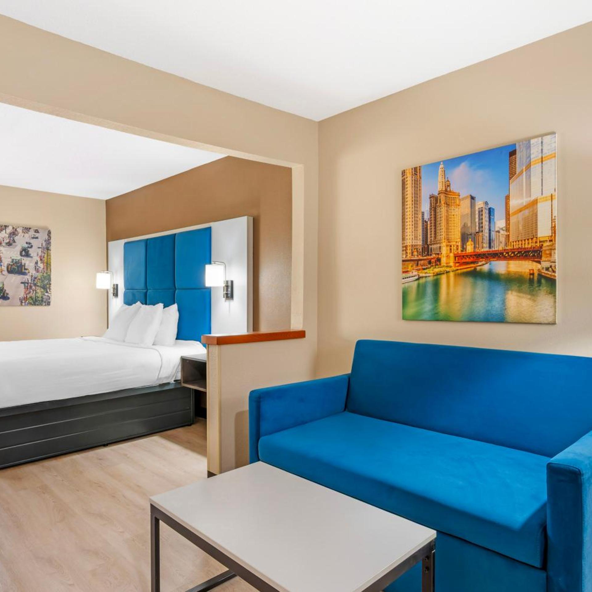 غرفة بسرير كينج مع أريكة بحوض استحمام لذوي الإعاقة، Best Western Forsyth - Decatur 5/7