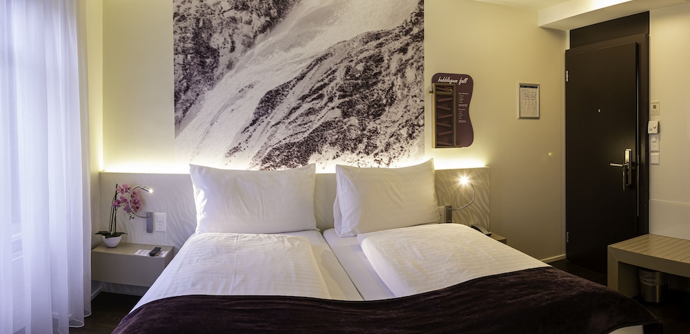 ROOM, DOUBLE BED, LARGE