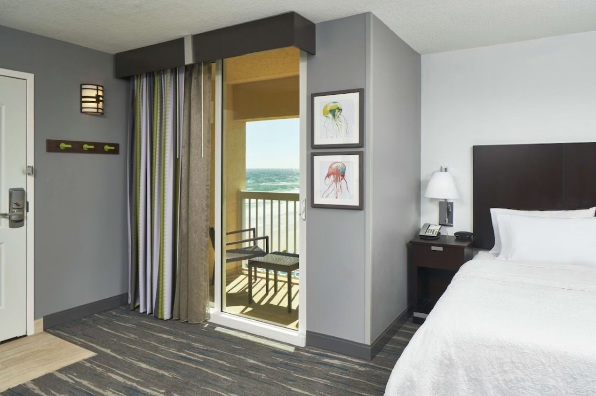 ROOM, KING BED, PARTIAL OCEAN VIEW, BALCONY, CORNER