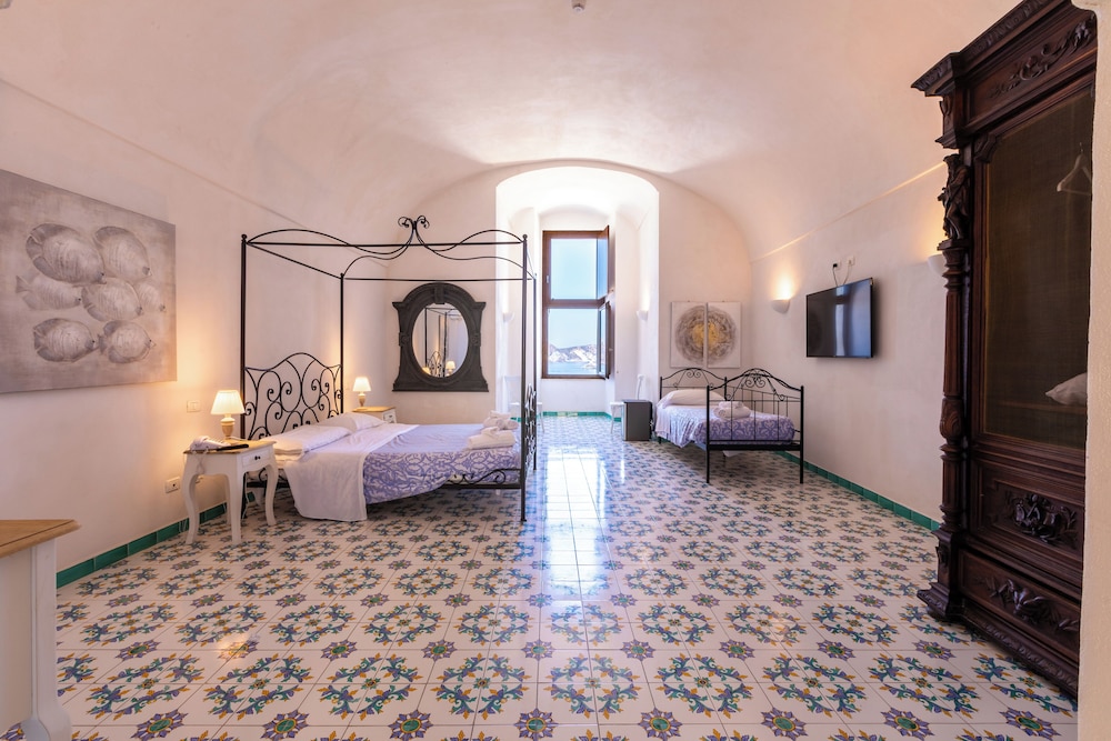 Hotel Torre Dei Borboni 35/72