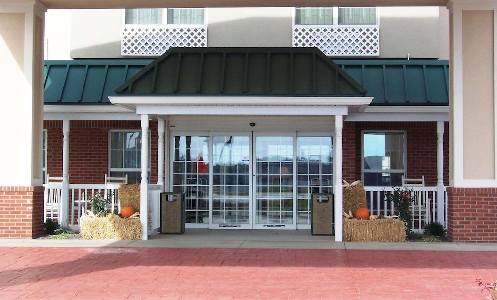 Country Inn & Suites By Radisson, Effingham, IL 2/17