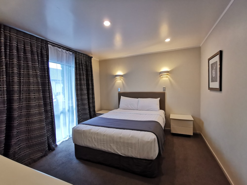 Cornwall Park Motor Inn 13/47