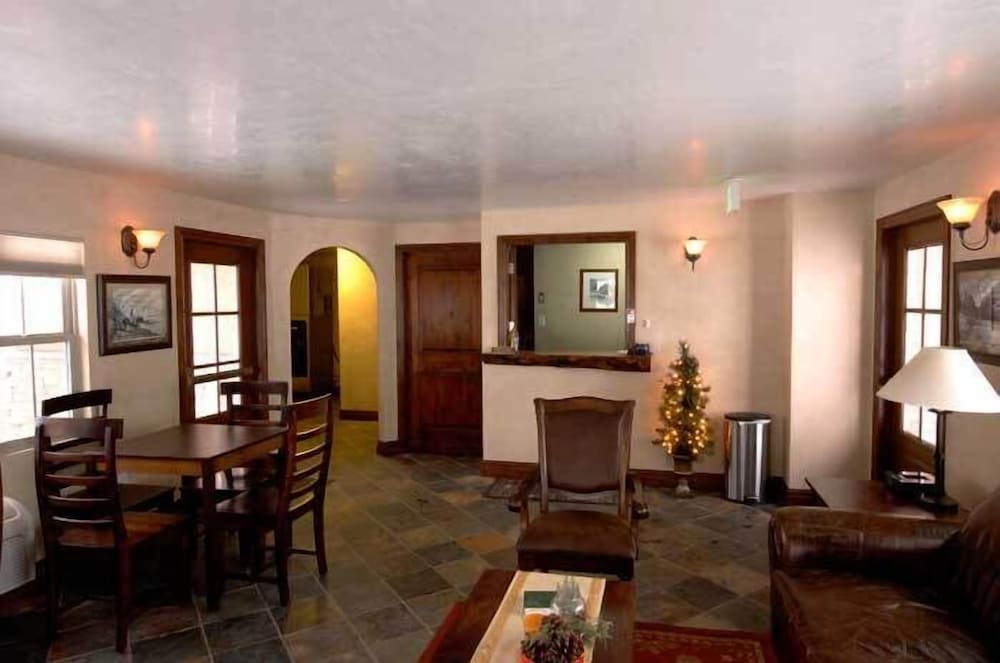 Backcountry Inn 13/24