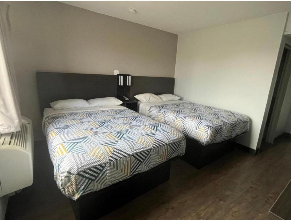 2 Full Beds - Non-Smoking, Micfridge