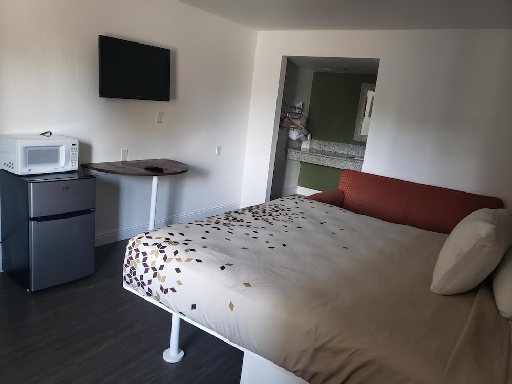 University Inn Fresno 37/48