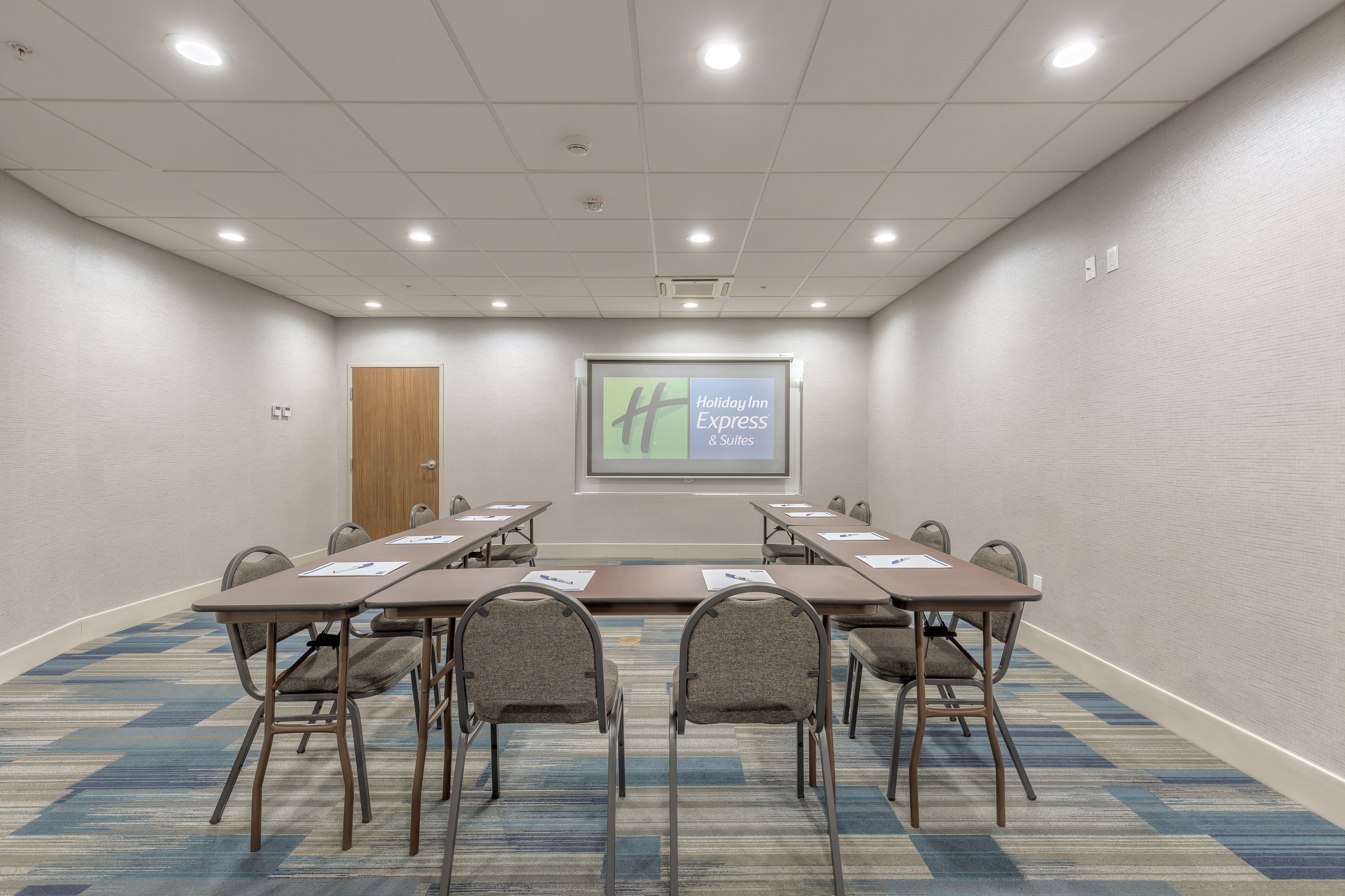 Holiday Inn Express Suites Tulsa Midtown 58/68