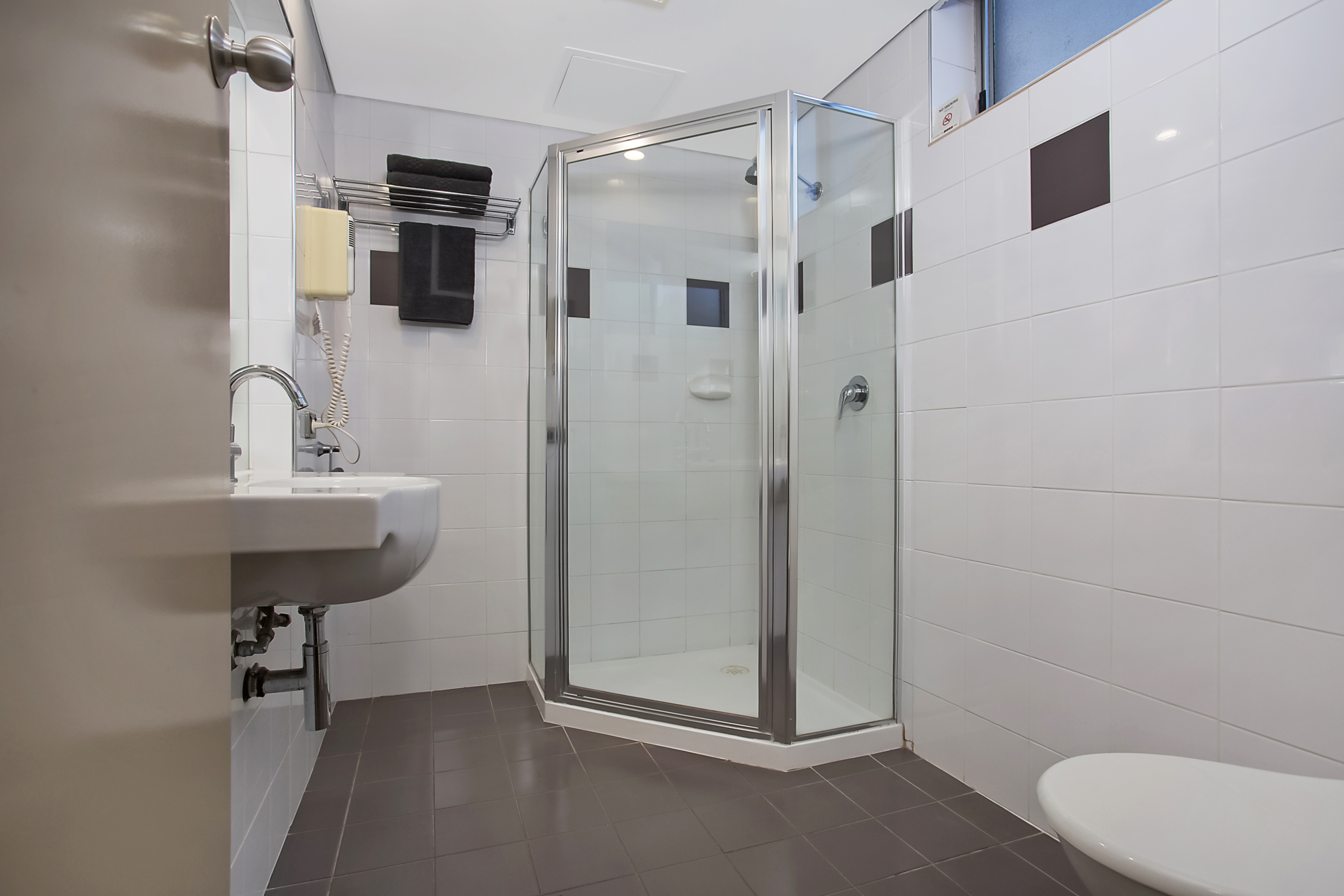 غرفة بسرير كوين وسرير فردي، Comfort Inn On Raglan 2/2