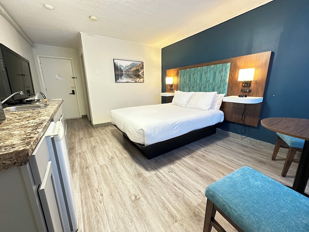 Drive Up, Deluxe, Queen Bed, Kitchenette