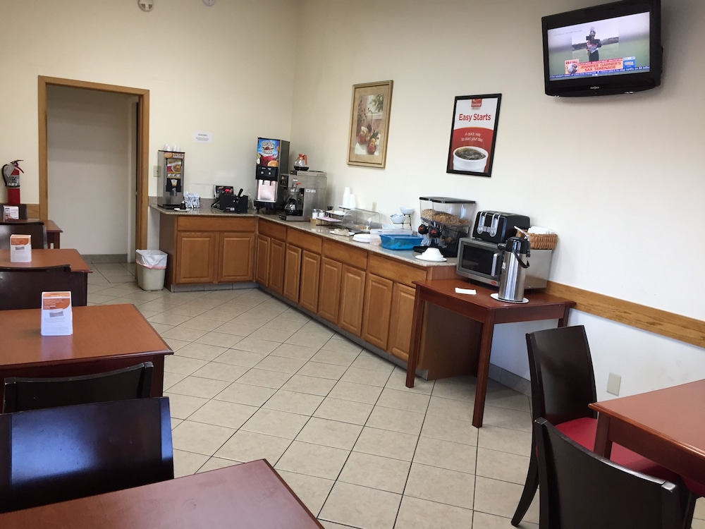 Econo Lodge Norwalk 24/28
