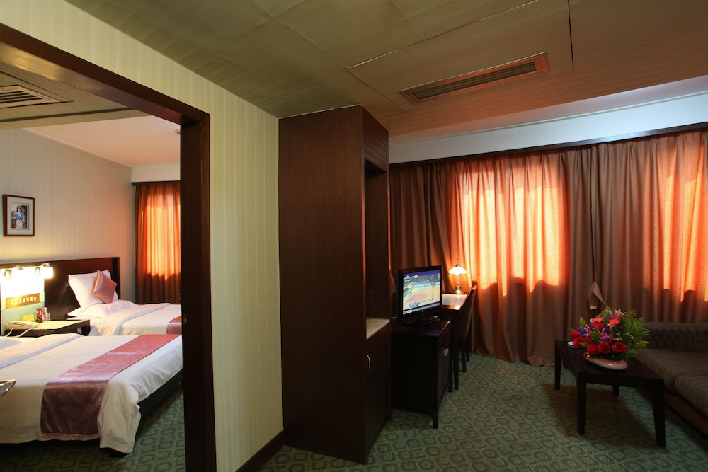 Xinhua Hotel 41/63
