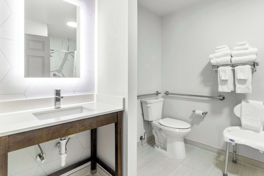 جناح بسريرين كوين مع أريكة لذوي الإعاقة، Comfort Suites Mount Vernon 2/3