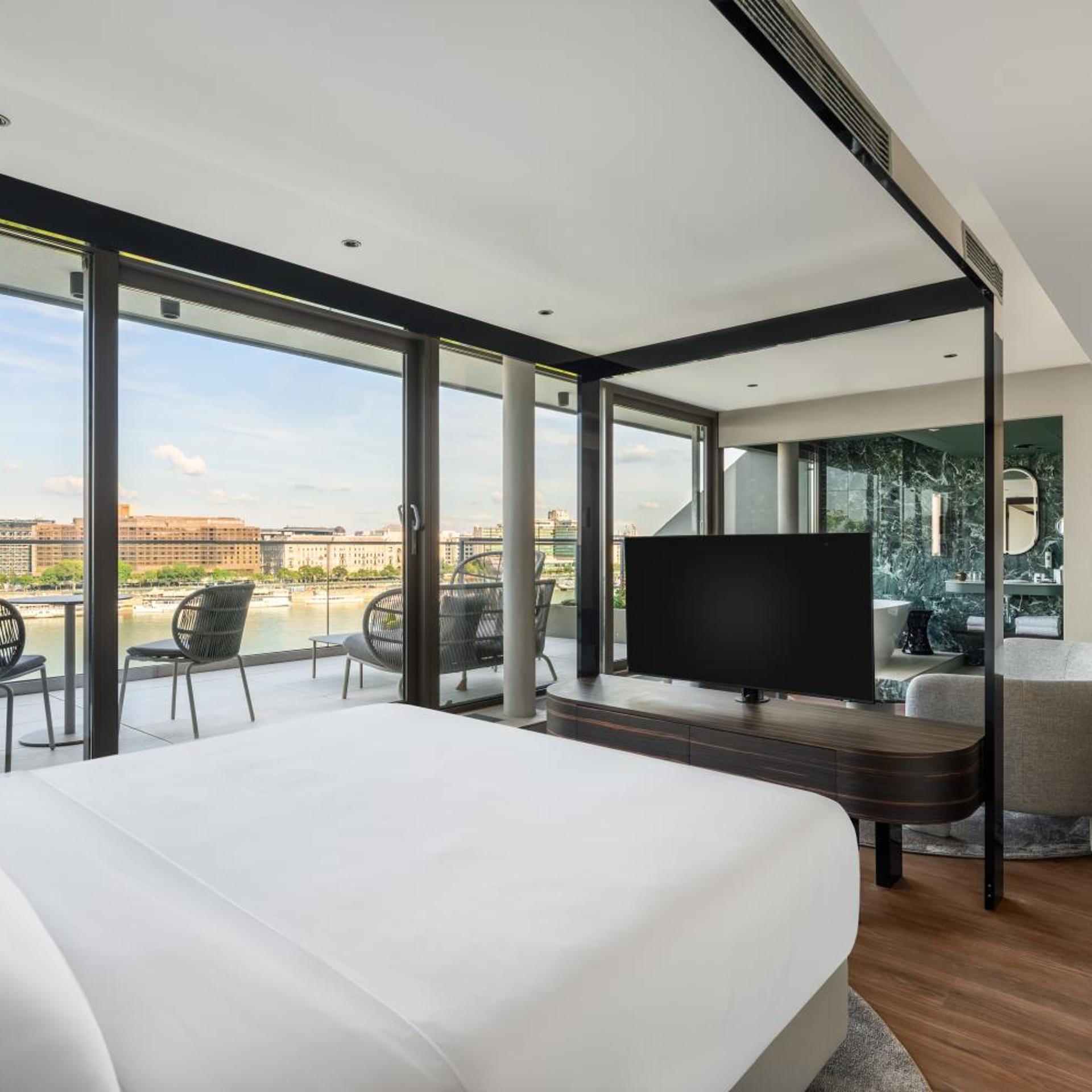 Leon, Studio, King Bed, Top Floor