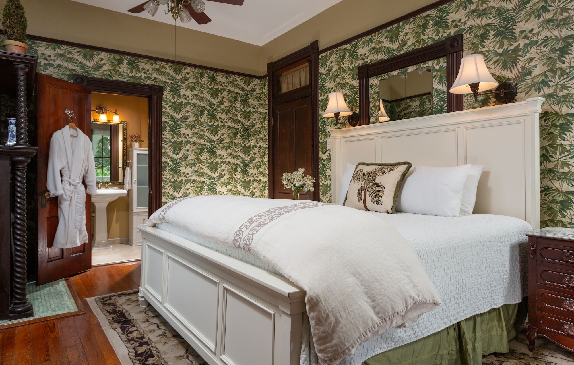 SUPERIOR, KING BED, GARDEN VIEW, BALCONY