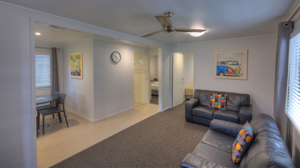 Alex Beach Cabins and Tourist Park 18/50