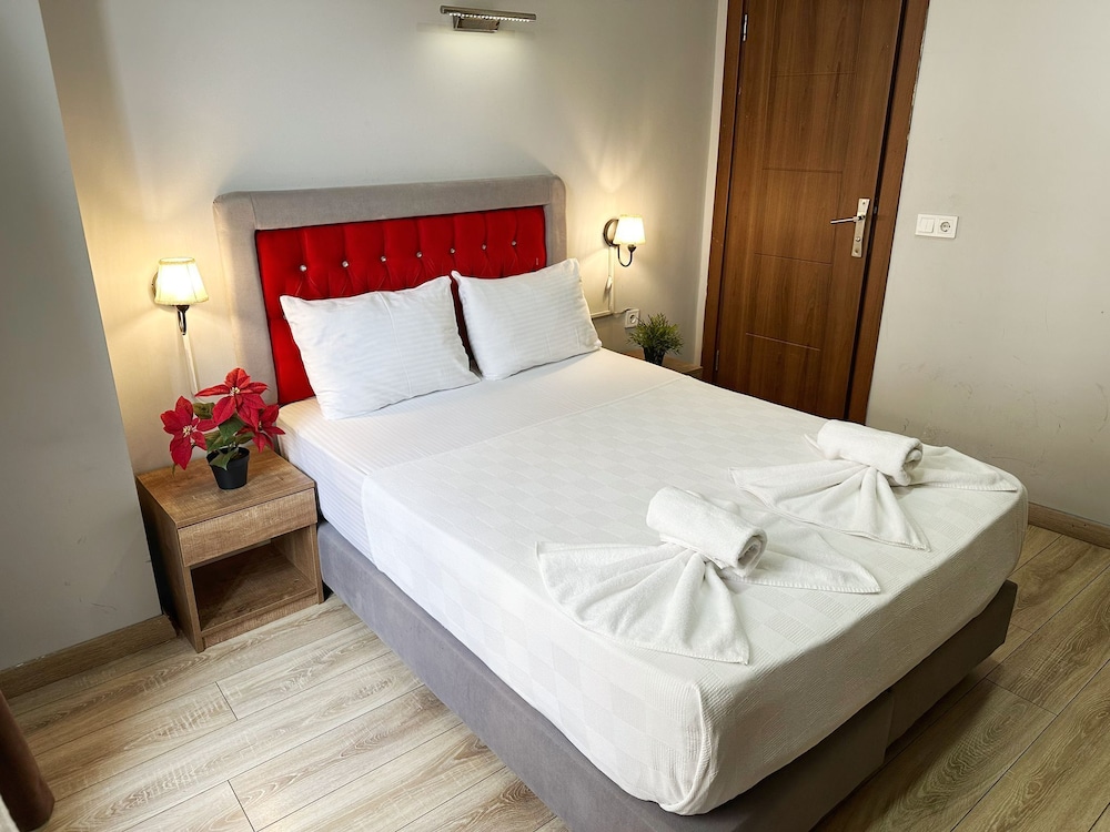 ROOM, DOUBLE BED