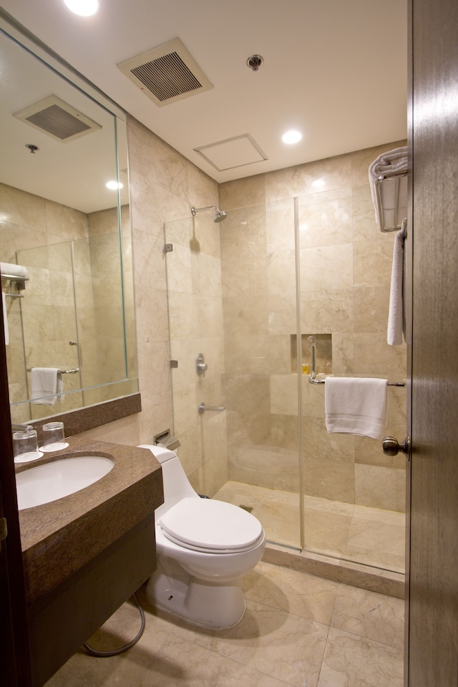 Crown Regency Hotel Makati 48/50