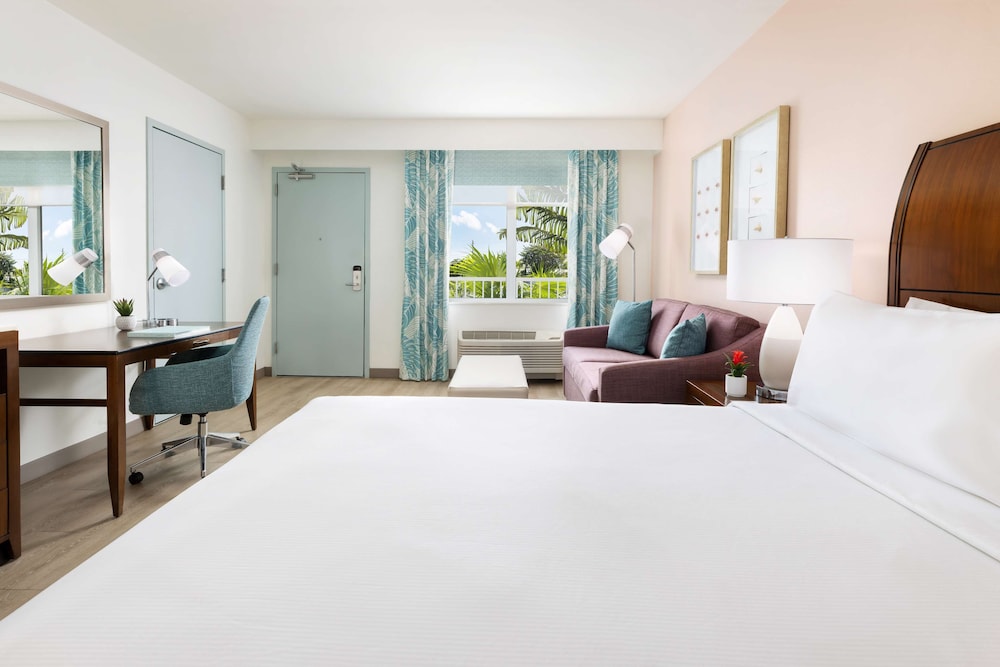 ROOM, KING BED, SOFA, ACCESSIBLE