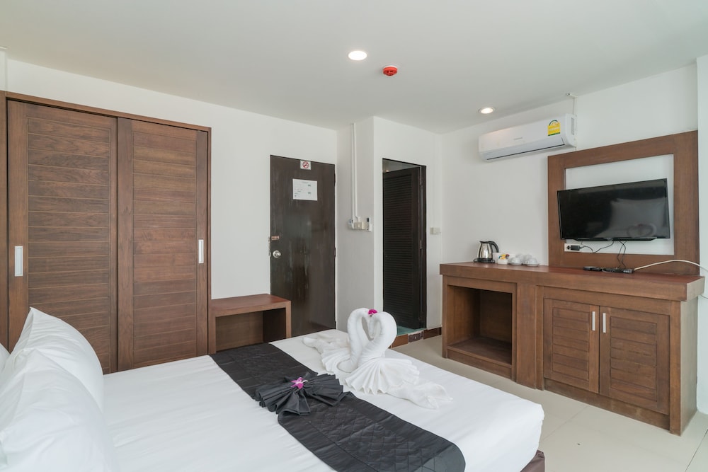 غرفة سوبيريور بسرير كوين بشرفة، Destinaation Patong Boutique By The Sea 4/6