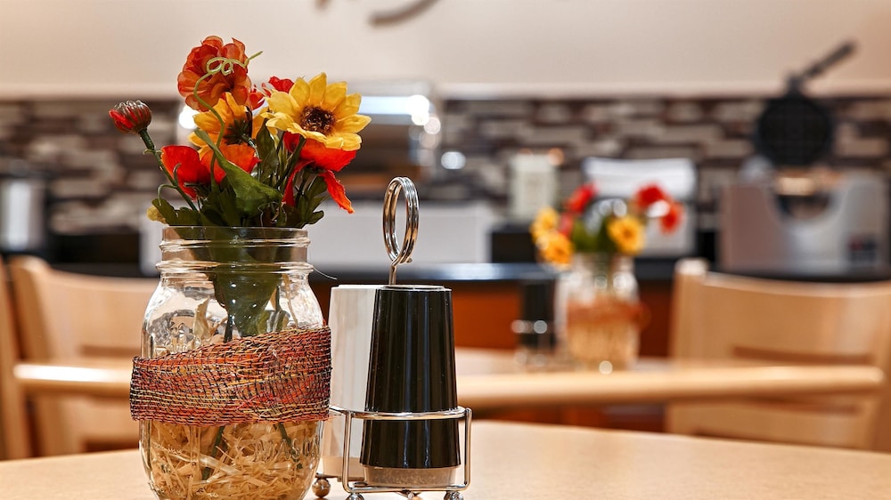 Best Western Plus Kansas City Airport-Kci East 36/43