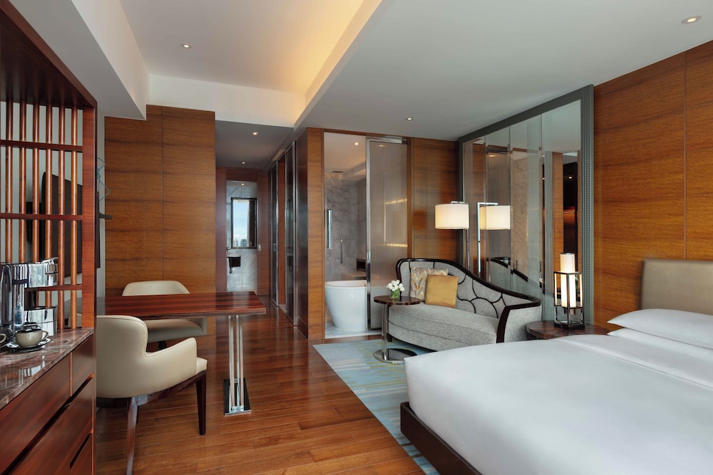 ROOM, KING BED