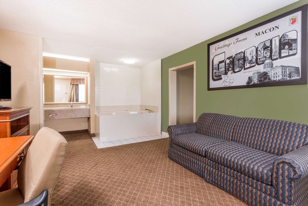 Super 8 By Wyndham Macon West 18/26