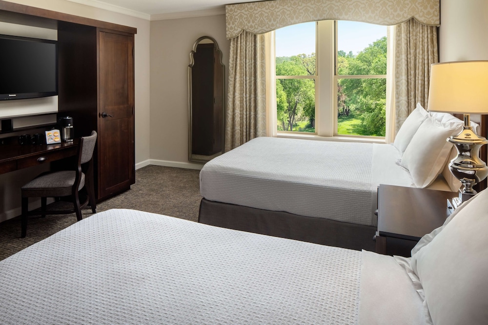 Suite, 2 Queen Beds, Parlor