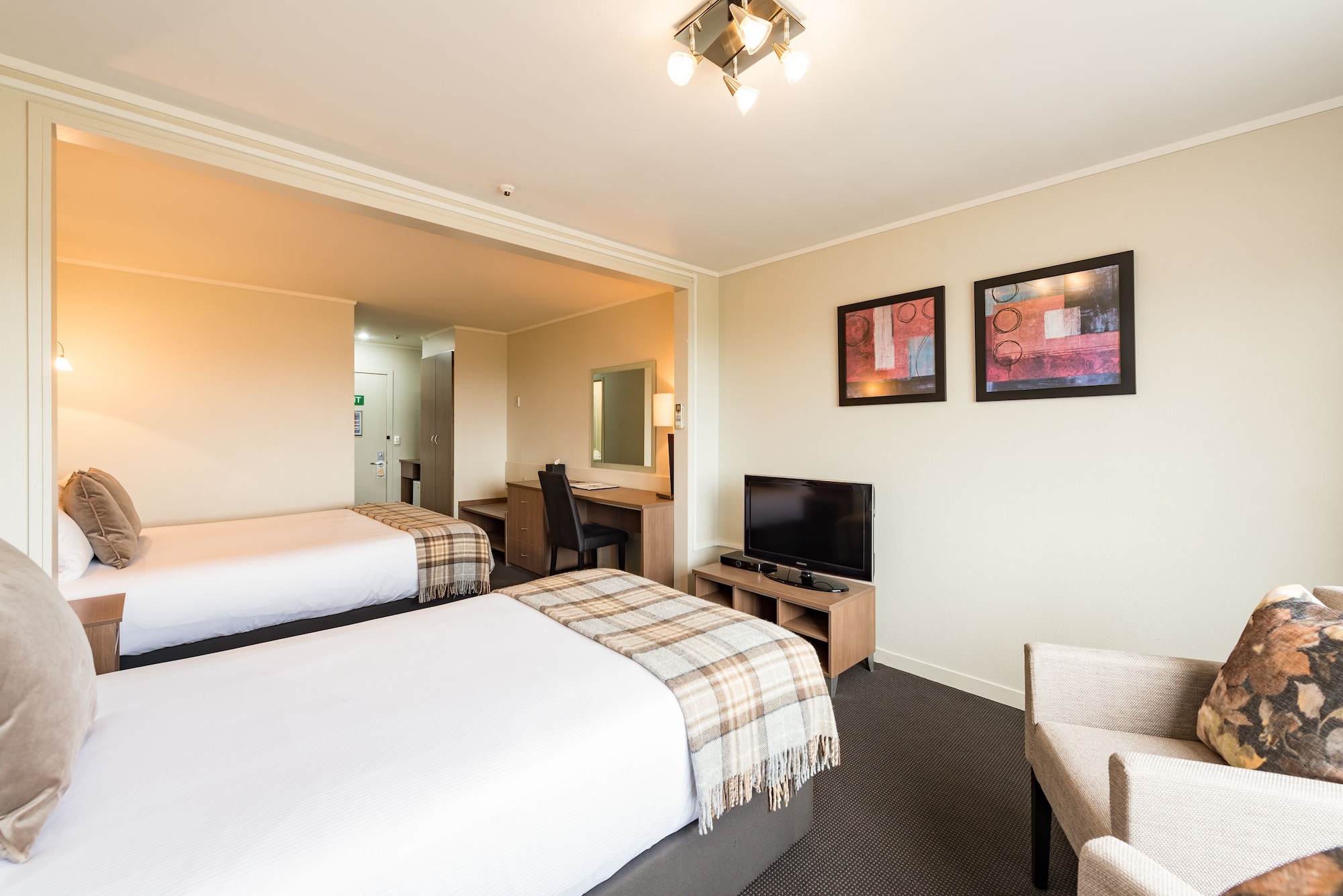 STUDIO, TWIN BEDS, NO BALCONY