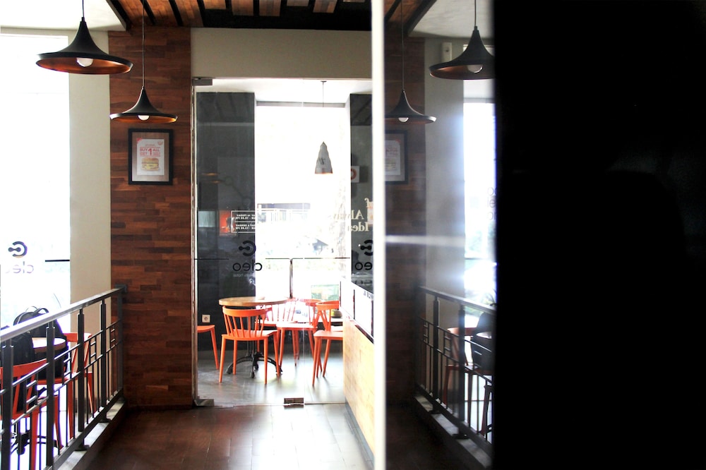 Cleo Hotel Basuki Rahmat 33/46