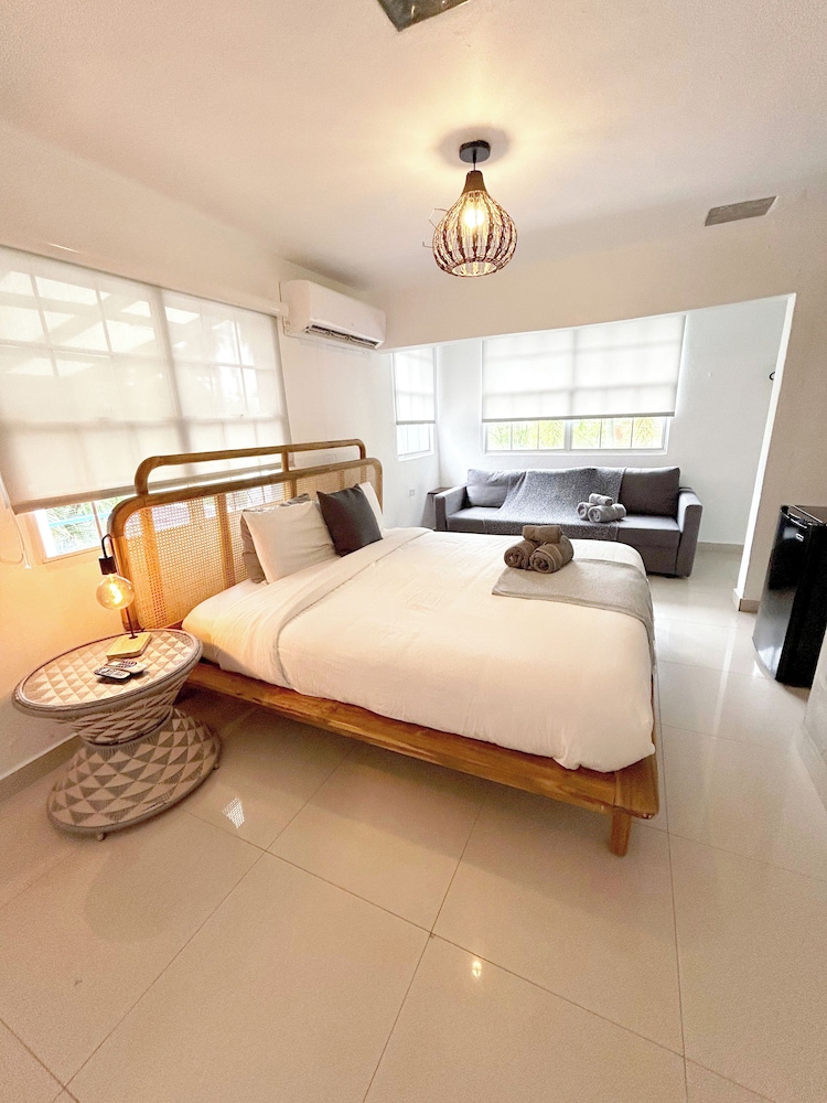 The Pelican Poshtel 12/50