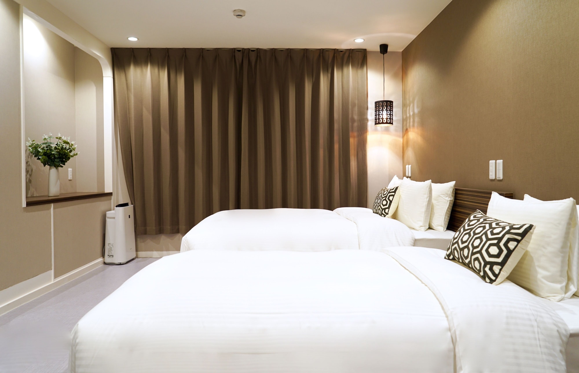 STANDARD, 1 QUEEN AND 1 SINGLE BED, MAIN BUILDING