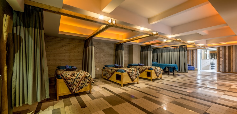 Grande Valore Hotel and Serviced Apartment (ex Oakwood Residence Cikarang) 46/68