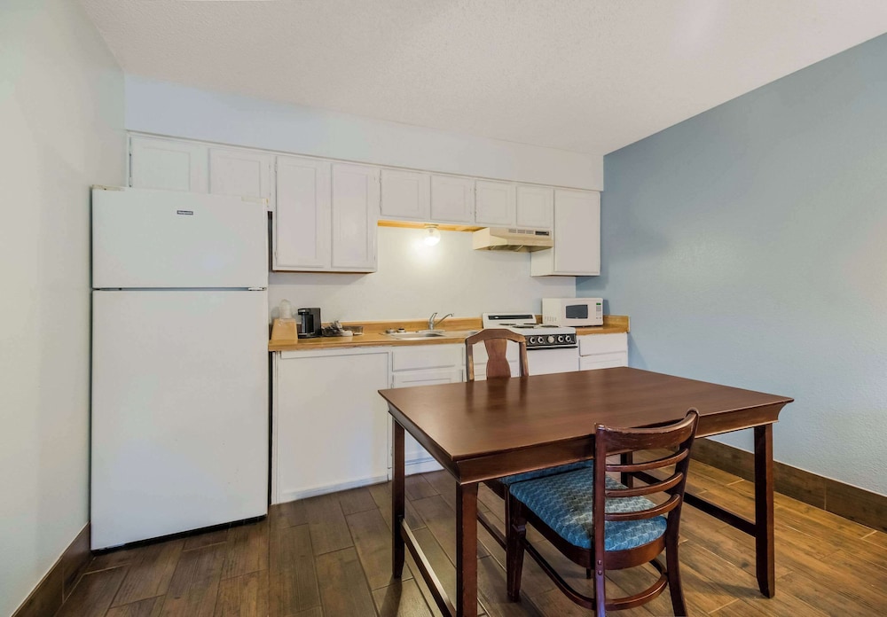 Econo Lodge Inn & Suites Fulton Rockport 24/41