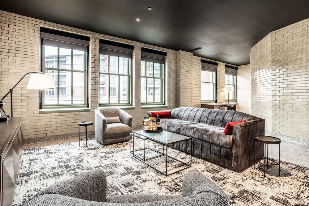 Bottleworks Hotel 48/70