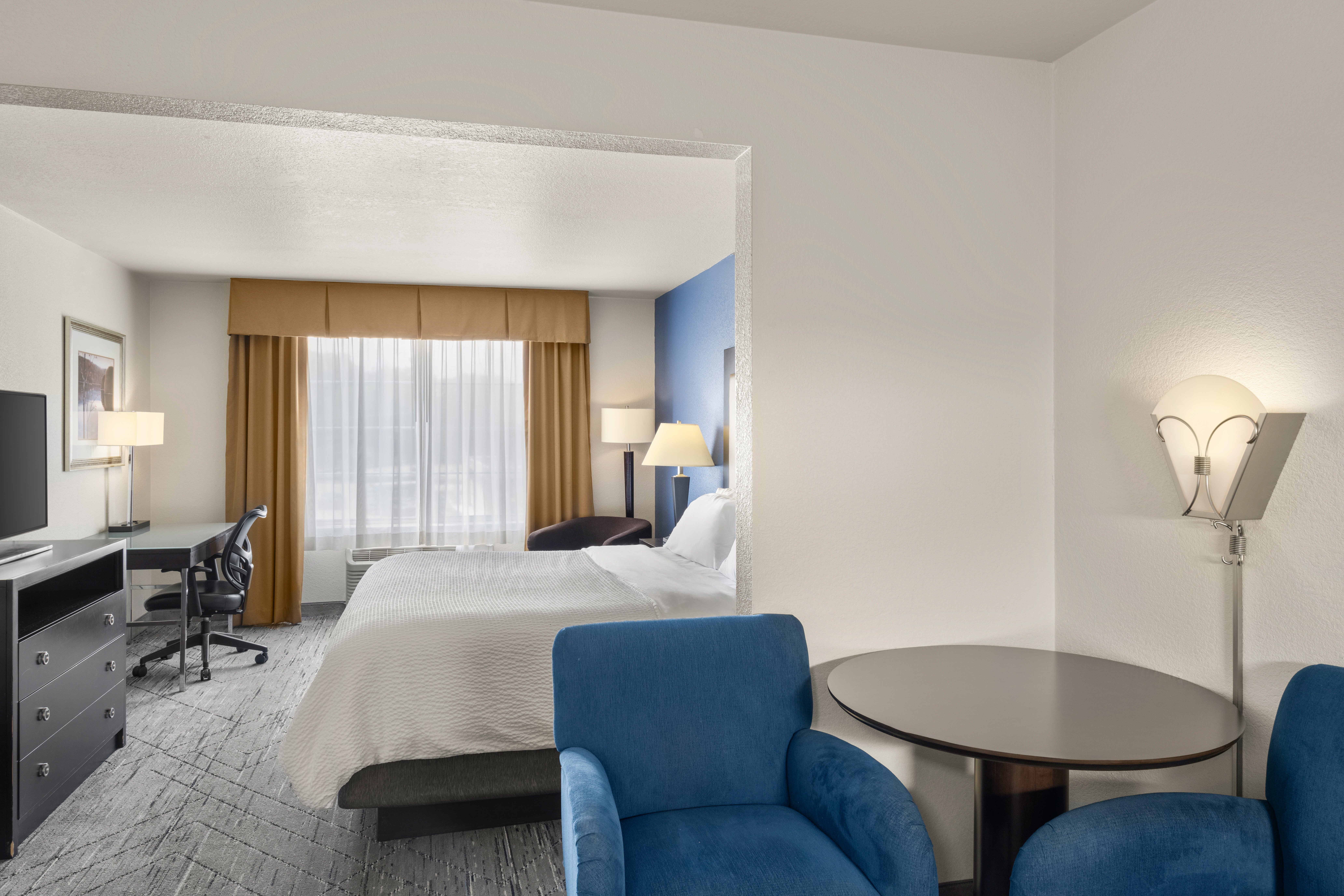 Holiday Inn Express Suites New Buffalo 76/76