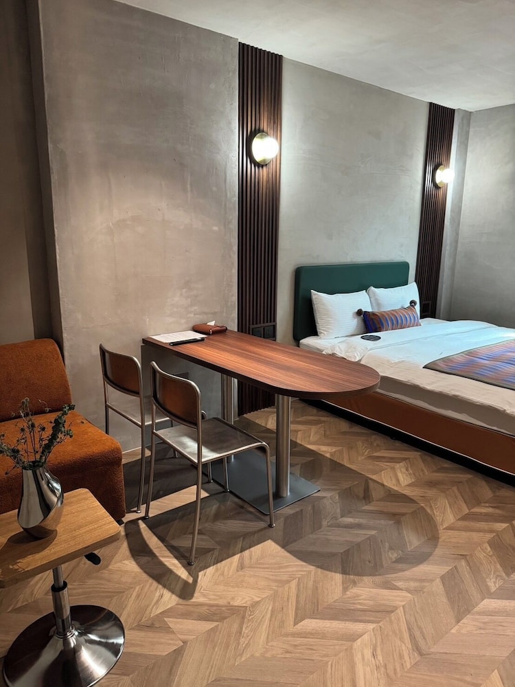 Oriental Hotel 43/50