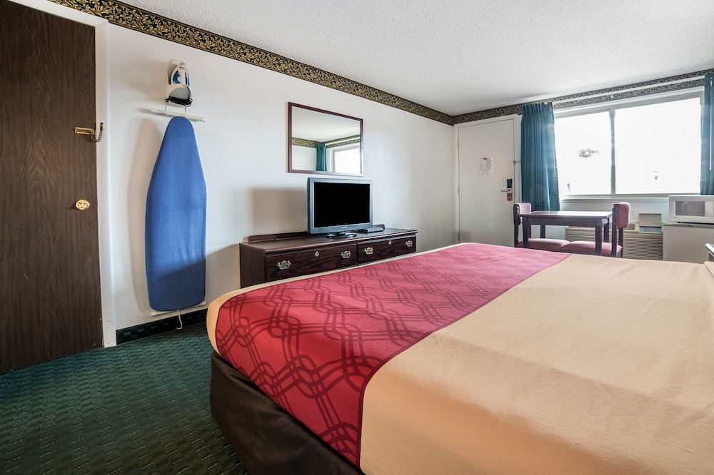 Econo Lodge Miles City I-94 8/25