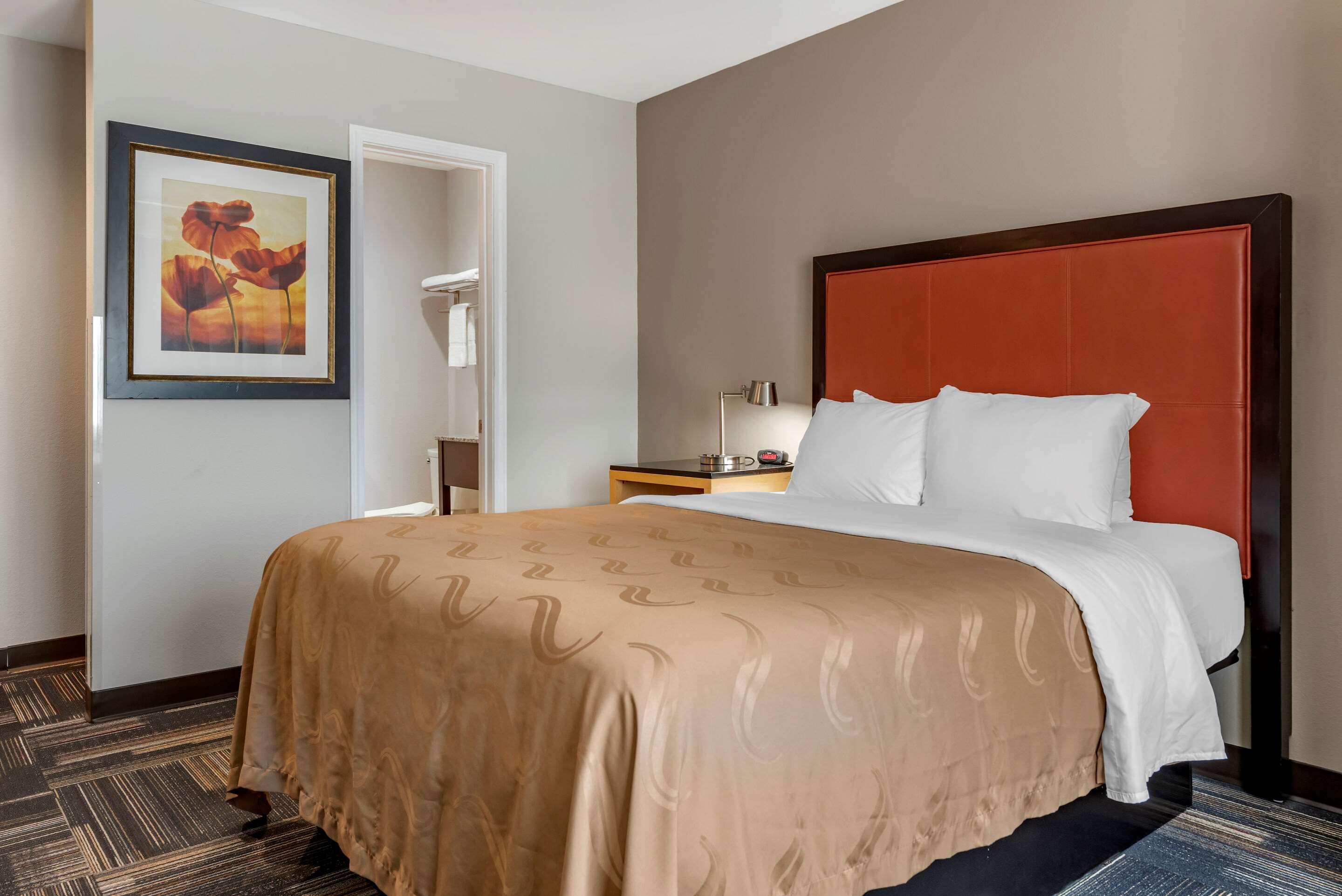 غرفة بسرير كوين، Spark by Hilton Evansville Downtown 2/3