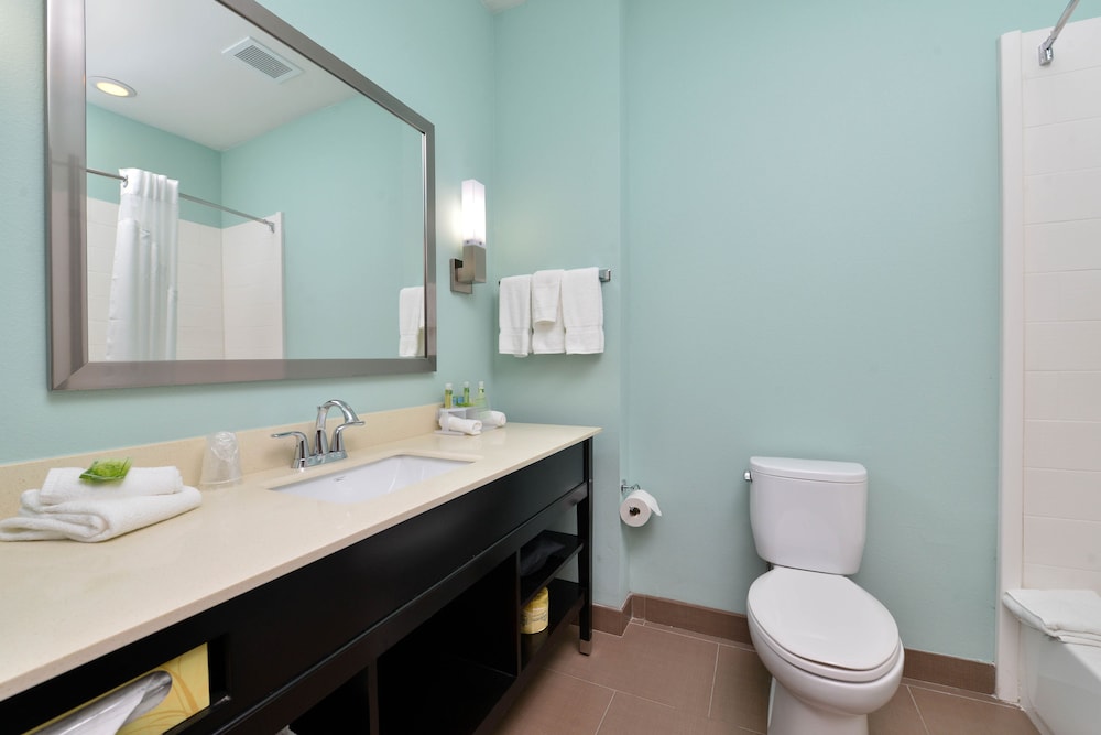 غرفة قياسية بسريرين كوين، Holiday Inn Express And Suites Austin South 4/6