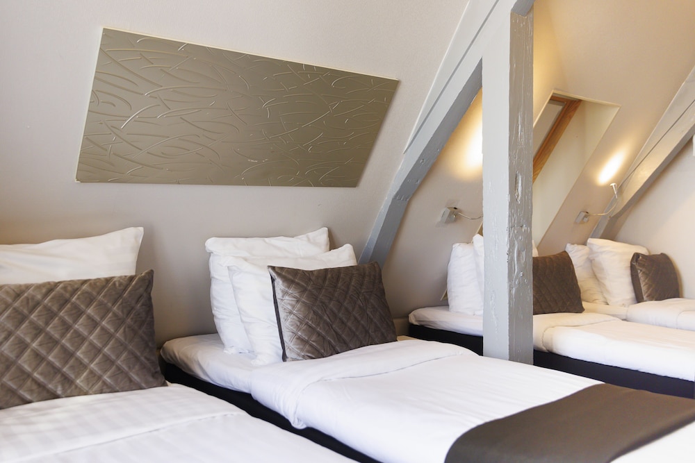 ROOM, QUADRUPLE
