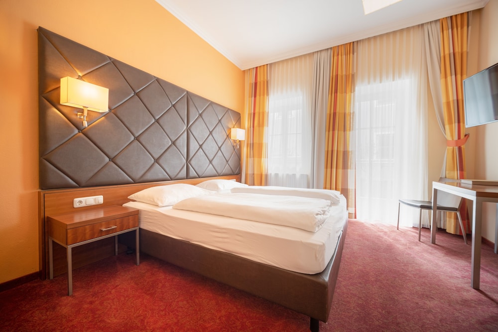 ROOM, DOUBLE BED