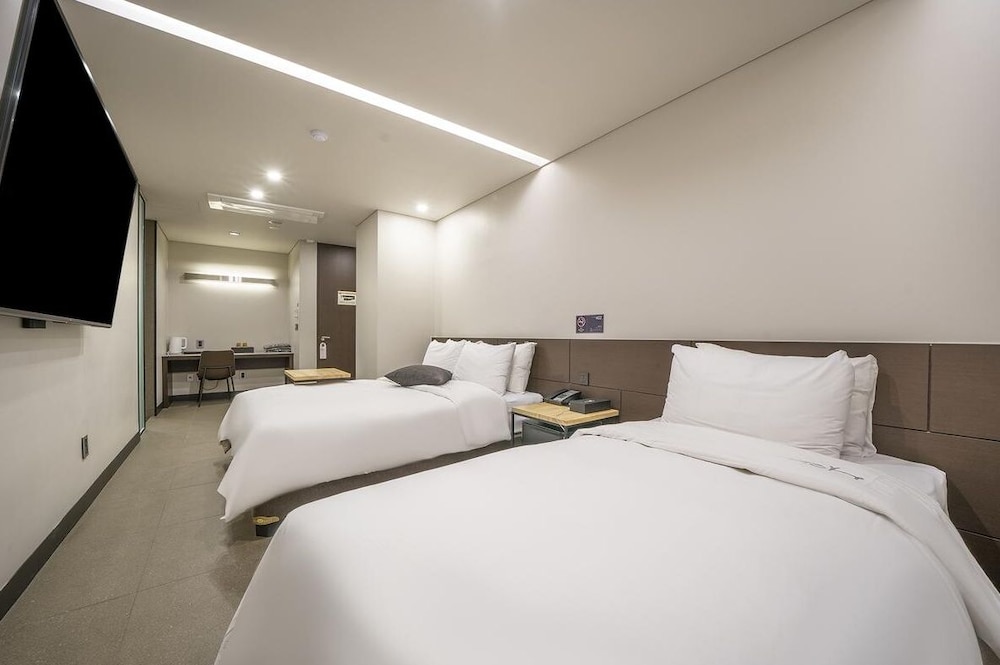 Vine Hotel 20/50