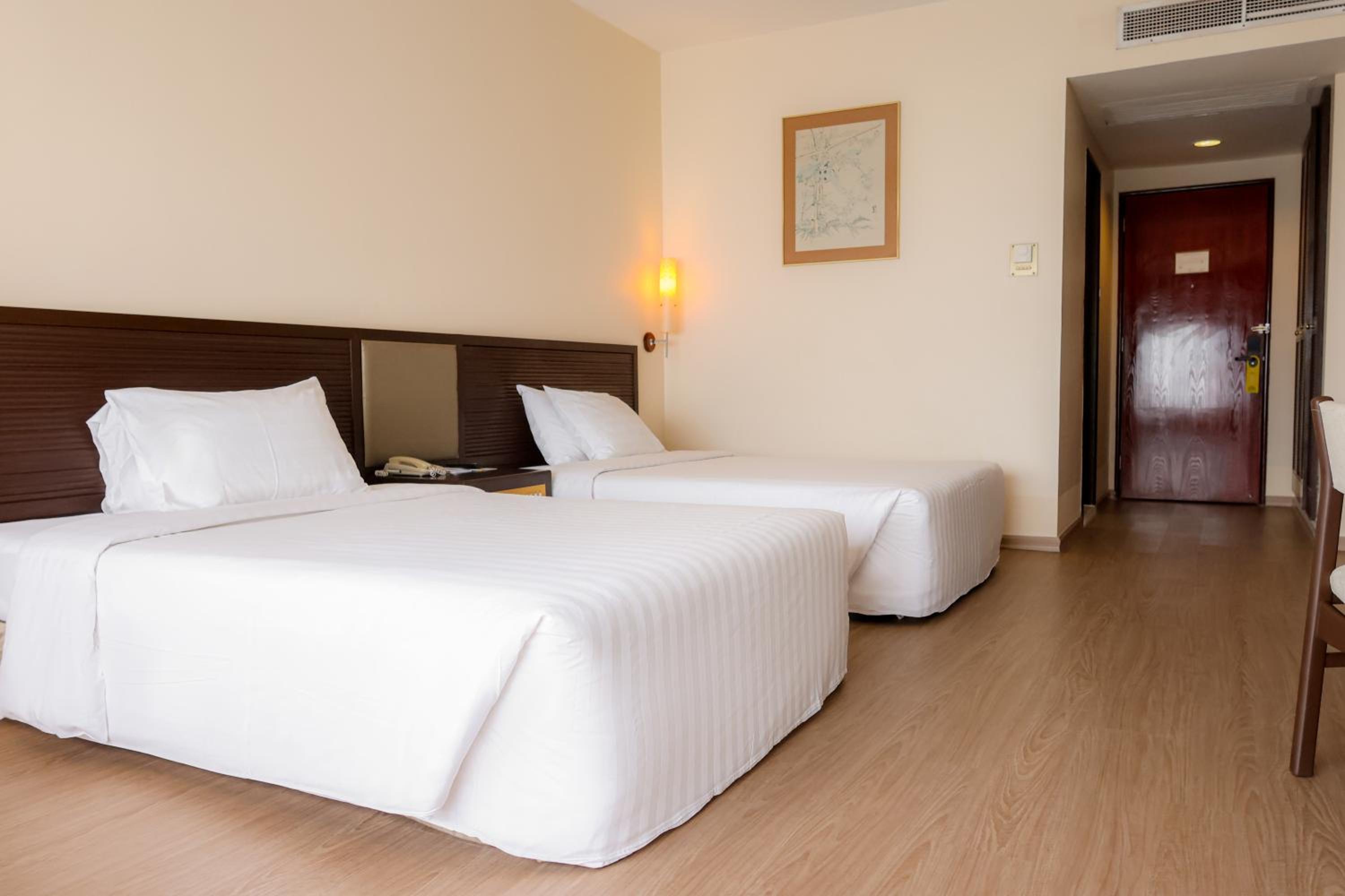 غرفة ديلوكس بسرير مزدوج أو سريرين منفصلين بإطلالة على المدينة، Cambodiana Hotel 5/10