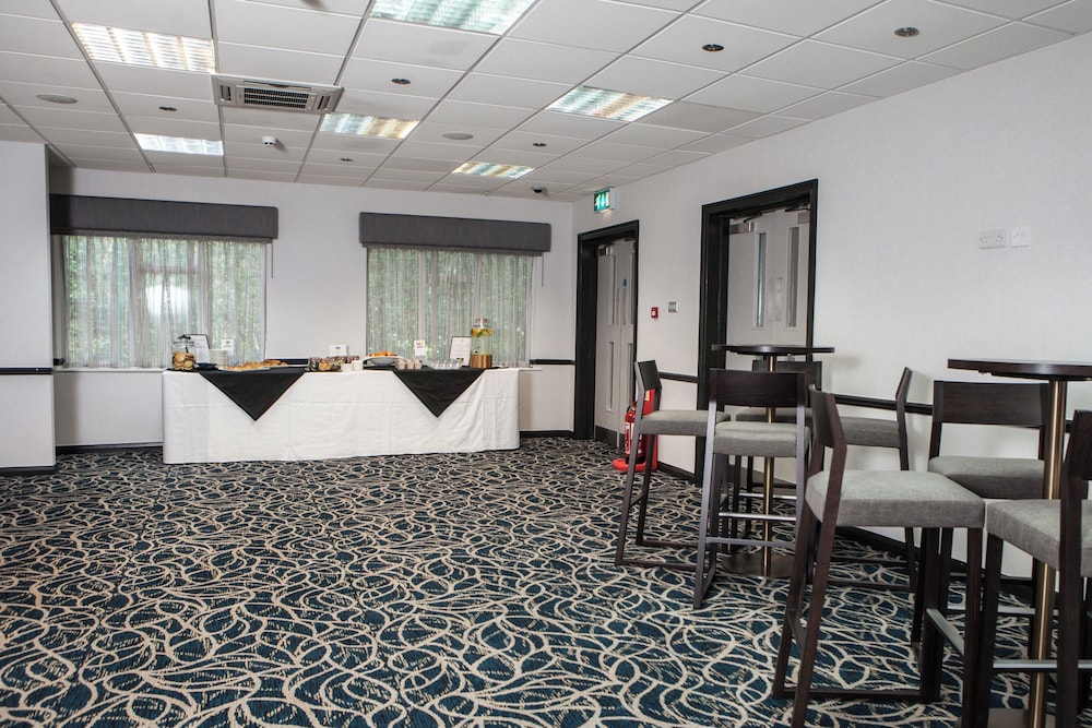 Elite Venue Selection Felbridge - Gatwick 51/75